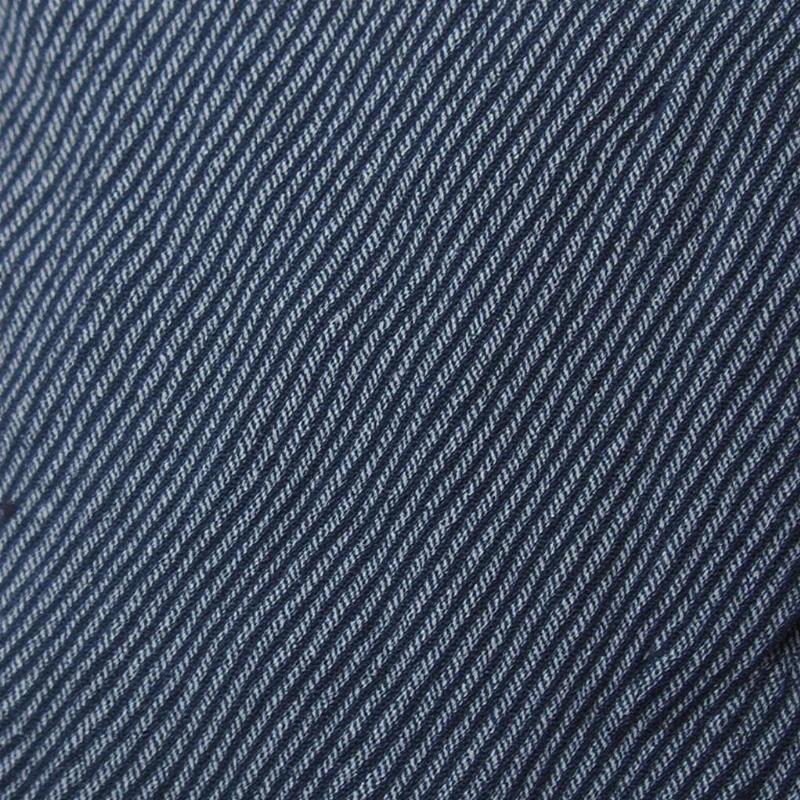 Cấu tạo vải denim dệt chéo, sợi dọc màu chàm, sợi ngang trắng